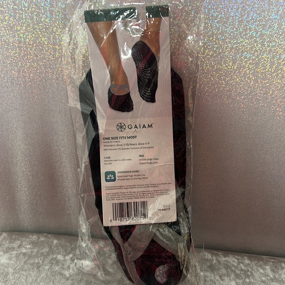 Gaiam yoga barre socks no slip grippy dance Pilates workout yoga Grey black